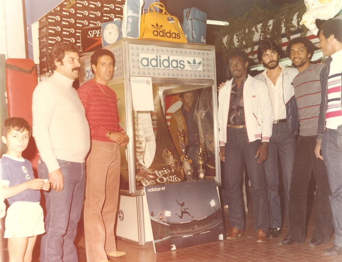 Jogadores corintianos reunidos na loja Esporte Fabiano, no bairro do Tatuap&eacute;, zona leste de S&atilde;o Paulo. &Agrave; esquerda, de camisa vermelha, est&aacute; Wilsinho. Ap&oacute;s a vitrine da Adidas est&aacute; Ataliba. O pen&uacute;ltimo &eacute; Bas&iacute;lio e depois Gerald&atilde;o. Foto: Sarkis