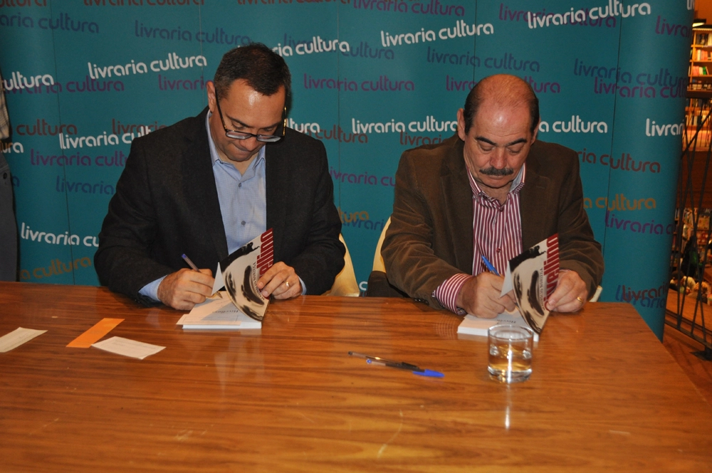 Maurício Noriega e Rivellino na noite de 28 de agosto de 2015, lançamento do livro `Rivellino´, de Noriega, na Livraria Cultura do Conjunto Nacional, em São Paulo. Foto: Marcos Júnior/Portal TT