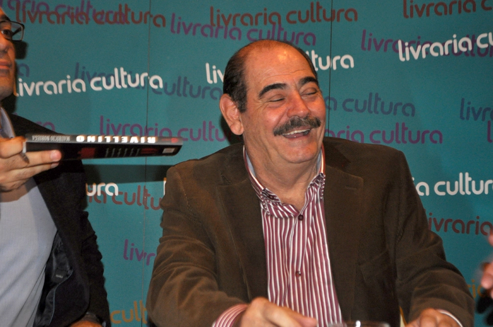 Rivellino, muito feliz na noite de 28 de agosto de 2015, lançamento do livro `Rivellino´, de Noriega, na Livraria Cultura do Conjunto Nacional, em São Paulo. Foto: Marcos Júnior/Portal TT