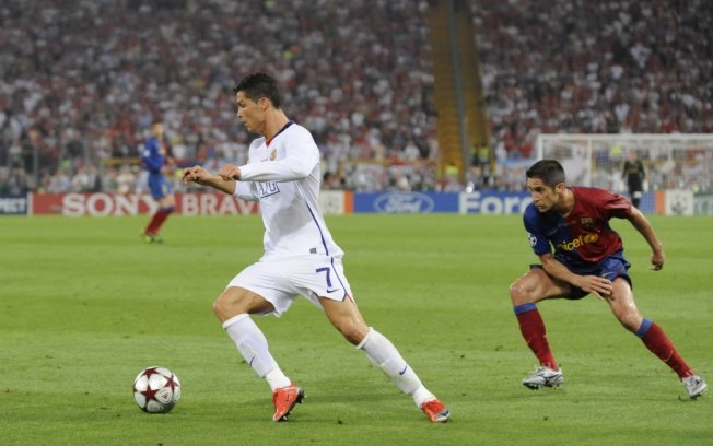 Sylvinho observa atentamente os passos de Cristiano Ronaldo, o português bom de bola. Foto: iG/AFP
