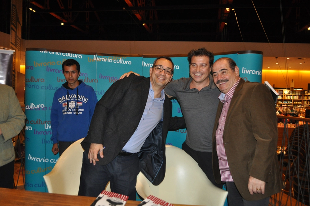 Maurício Noriega, Luizão e Rivellino na noite de 28 de agosto de 2015, lançamento do livro `Rivellino´, de Noriega, na Livraria Cultura do Conjunto Nacional, em São Paulo. Foto: Marcos Júnior/Portal TT