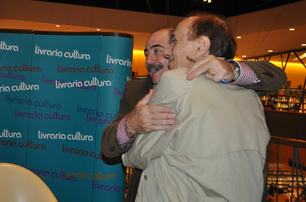 Rivellino abraça seu ex-treinador Paulo Emilio na noite de 28 de agosto de 2015, lançamento do livro `Rivellino´, de Maurício Noriega, na Livraria Cultura do Conjunto Nacional, em São Paulo. Foto: Marcos Júnior/Portal TT