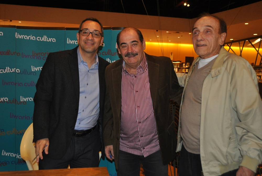 Maurício Noriega, Rivellino e o ex-treinado Paulo Emilio na noite de 28 de agosto de 2015, lançamento do livro `Rivellino´, de Maurício Noriega, na Livraria Cultura do Conjunto Nacional, em São Paulo. Foto: Marcos Júnior/Portal TT