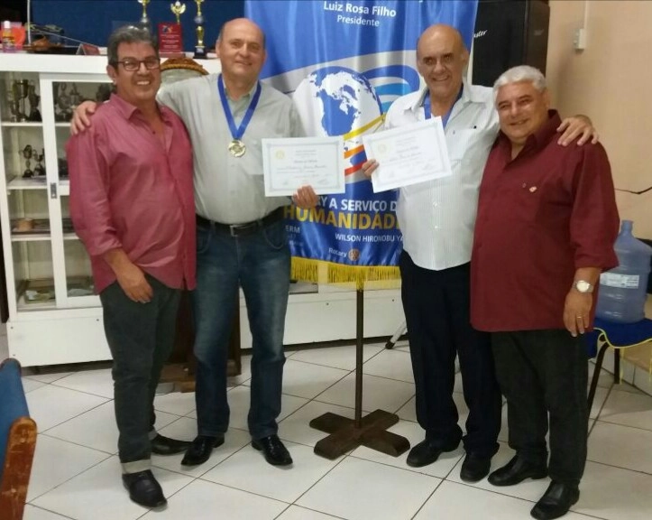 Homenagem em junho de 2017 do Rotary Club de Garça, que concedeu um diploma de Honra ao Mérito e uma medalha, em reconhecimento a Waldir Peres, aos relevantes serviços prestados a comunidade garcense, e por sempre divulgar o nome da cidade. Da esquerda para direita: Luiz Rosa Filho, presidente do Rotary de Garça, Tico Cassolla (também homenageado), Waldir Peres e o amigo Enéas Filho. Foto enviada por Tico Cassola