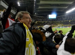 O jornalista no Est&aacute;dio Internacional de Yokohama h&aacute; 14 anos