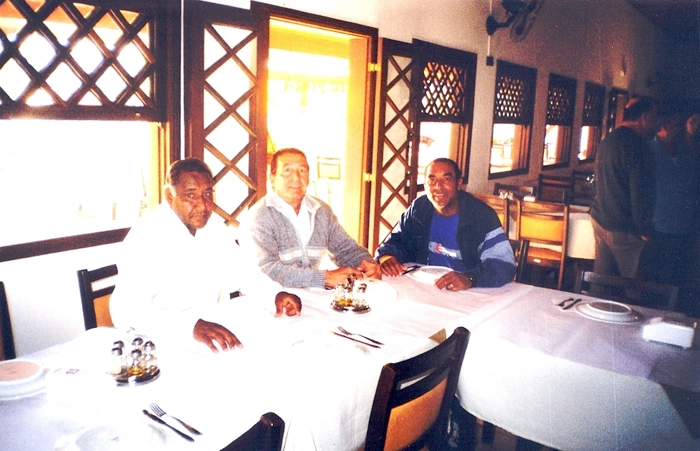 Na imagem, Mauro, &agrave; esquerda, e Gerald&atilde;o, &agrave; direita, aparecem prontos para almo&ccedil;ar em belo restaurante. A foto nos foi enviada pelo internauta Nivaldo Falamesca