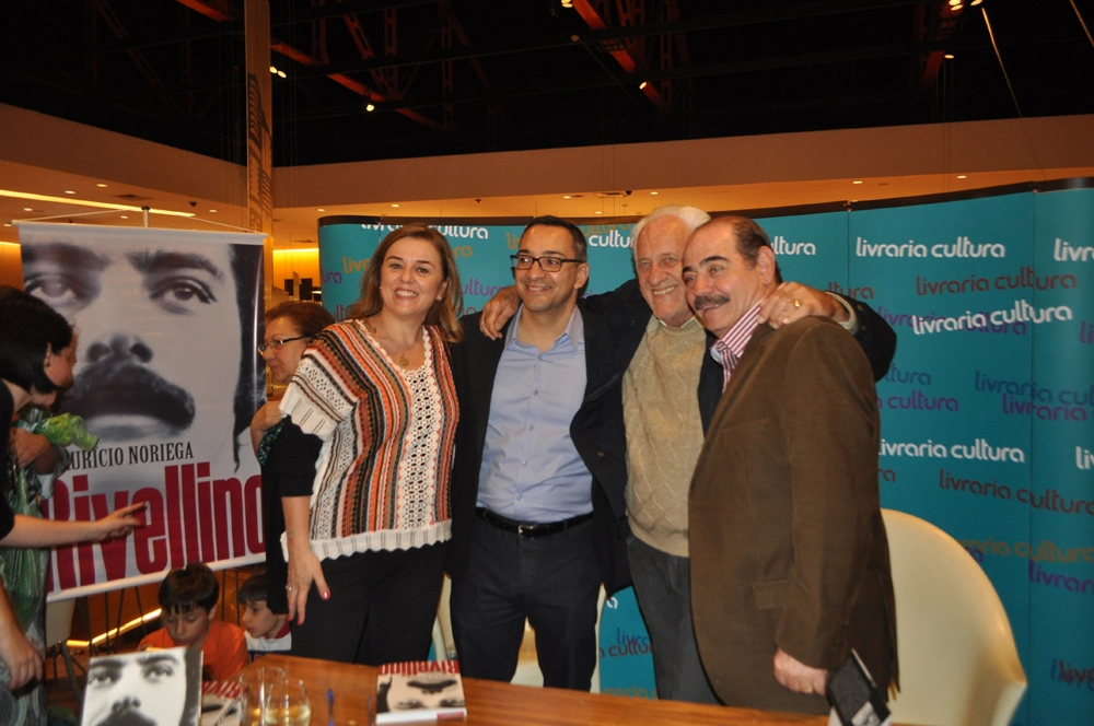 Patricia Boldrin (esposa de Rolando Boldrin), Maurício Noriega, Rolando Boldrin e Rivellino  na noite de 28 de agosto de 2015, lançamento do livro `Rivellino´, de Maurício Noriega, na Livraria Cultura do Conjunto Nacional, em São Paulo. Foto: Marcos Júnior/Portal TT 