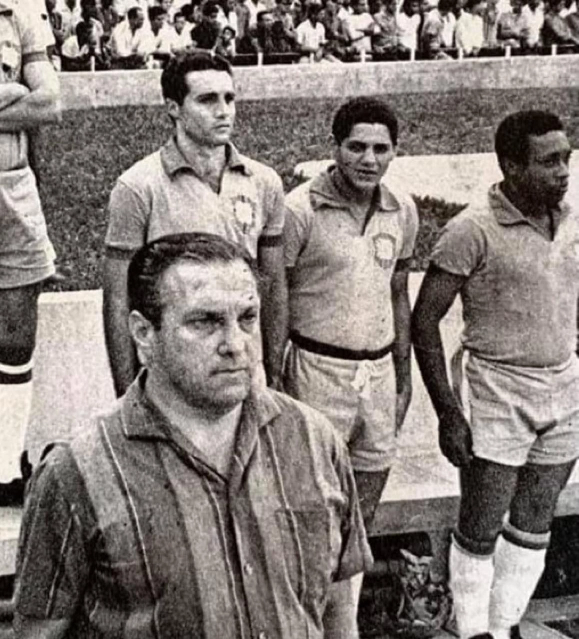 Em 7 de setembro de 1965, na inauguração do Mineirão, o Palmeiras se vestiu de Seleção Brasileira e derrotou o Uruguai por 3 a 0. Na foto, à frente, o treinador Filpo Nuñez, do Palmeiras, e três palmeirenses com a camisa amarelinha atrás: Procópio, Gildo e Dario Alegria