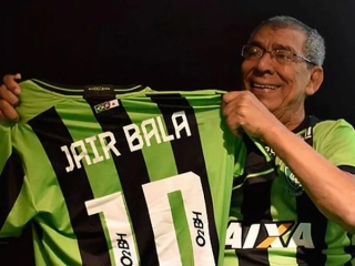 Ele substituiu Pel&eacute; ap&oacute;s o mil&eacute;simo gol do Rei, na partida contra o Vasco. Foto: Am&eacute;rica-MG/Divulga&ccedil;&atilde;o