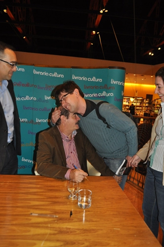 Noriega (à esquerda) observa o carinho de Celso Unzelte com Rivellino na noite de 28 de agosto de 2015, lançamento do livro `Rivellino´, de Maurício Noriega, na Livraria Cultura do Conjunto Nacional, em São Paulo. Foto: Marcos Júnior/Portal TT