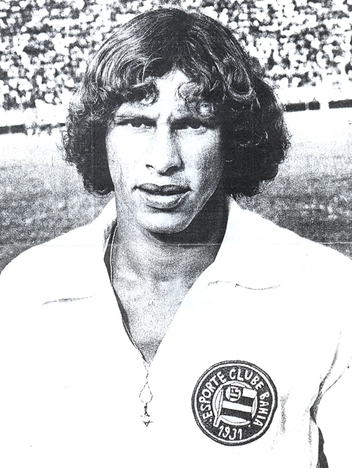 Vejam Tirson em 1971 com a camisa do Bahia.Ele residia em Salvador onde era proprietário de um restaurante