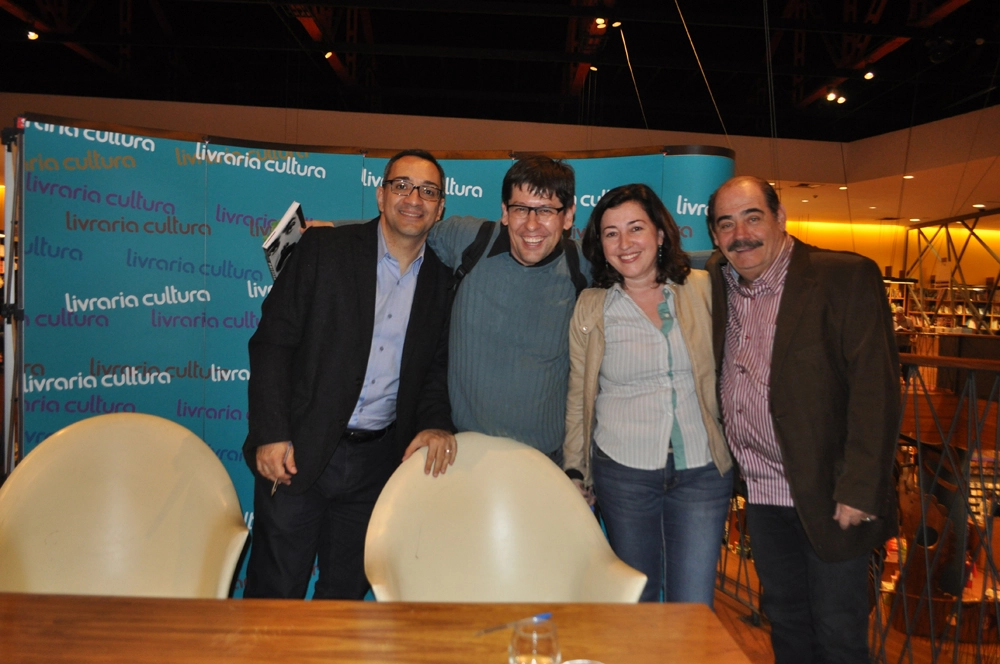 Maurício Noriega, Celso Unzelte e sua esposa Patricia Unzelte e Rivellino na noite de 28 de agosto de 2015, lançamento do livro `Rivellino´, de Maurício Noriega, na Livraria Cultura do Conjunto Nacional, em São Paulo. Foto: Marcos Júnior/Portal TT