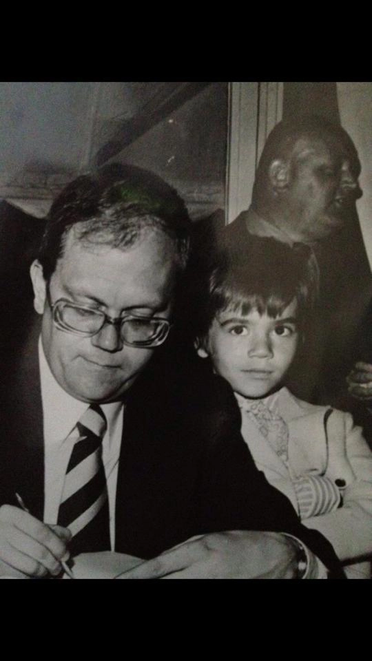 Em 1973, Joelmir Beting, aos 36 anos, e seu filho Mauro Beting, aos seis anos de idade, no Clube Atlético Paulistano, no lançamento do primeiro livro de Joelmir, `Na prática a teoria é outra´. Foto: arquivo pessoal de Mauro Beting