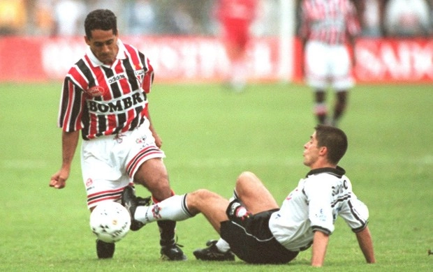 Veja o são-paulino Zé Carlos enfrentando o lateral corintiano Silvinho, na final do Campeonato Paulista, em 10 de maio de 1998, onde o Tricolor Paulista sagrou-se campeão ao vencer o Timão por 3 a 1. 