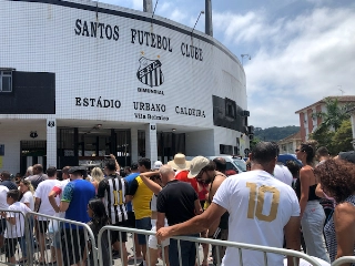 Achados & Perdidos: Vel&oacute;rio de Pel&eacute;, h&aacute; tres anos, reuniu mais de 230 mil pessoas 