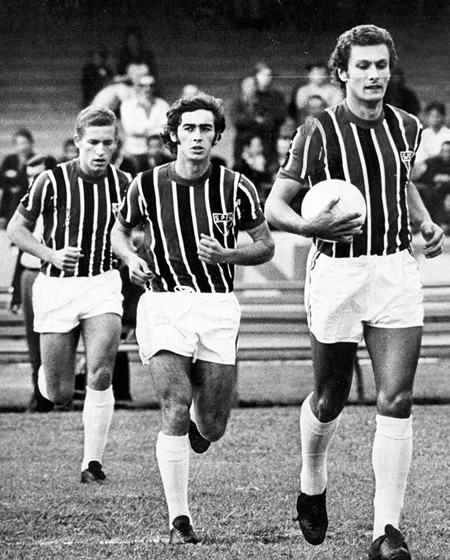 Da esquerda para a direita, entrando em campo pelo São Paulo: Paulo Nani, Carlos Alberto Rodrigues e Pedro Rocha