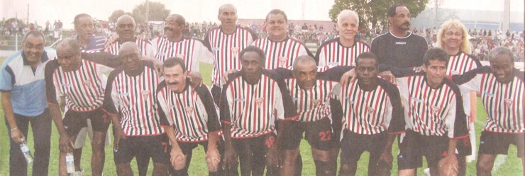 Em comemora&ccedil;&atilde;o aos 58 anos do munic&iacute;pio de Magda-SP, a prefeitura promoveu v&aacute;rios eventos culturais e esportivos, dentre eles um jogo de futebol que reuniu craques do passado, em setembro de 2011. Atr&aacute;s, da esquerda para a direita: Wilsinho, Deodoro, Gilberto Sorriso, Pedro Paulo, Tonh&atilde;o, Ademir da Guia, Pedro e Biro-Biro. &Agrave; frente: Bas&iacute;lio (de camisa azul e branca), Serginho Chulapa, Jaiminho, Zenon, Ataliba, Gerald&atilde;o, Ezequiel, Jo&atilde;o Paulo e Badeco. Foto: Jornal do Esporte/Fernand&oacute;polis