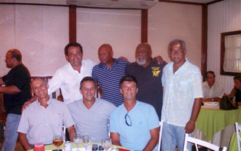 Encontro de ex-jogadores do Flu. Atrás estão Delei, Carlos Alberto Pintinho, Paulo Cézar Caju e Gil. Sentados: Rubens Galaxe, Mário e Carlinhos. Foto: arquivo pessoal de Carlinhos