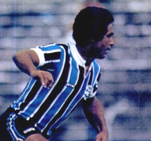 Com a camisa do Gr&ecirc;mio. Foto: Revista Placar