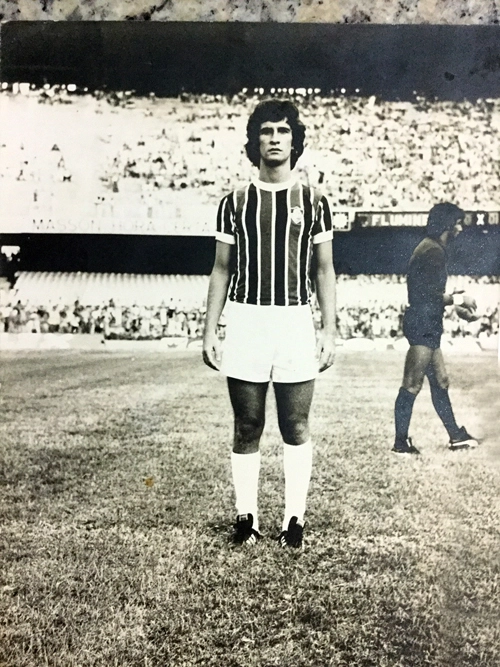 Carlinhos, ex-lateral-esquerdo do Flu (irmão do saudoso Kléber, também do Flu) no Maracanã, nos anos 70, Atrás, à direita, Félix. Foto arquivo pessoal de Carlinhos