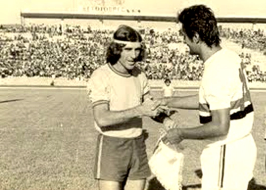 Foto raríssima de Murilo, atuando pelo time piauiense, cumprimentando e trocando flâmulas com Pedro Rocha. A partida, realizada em 07 de outubro de 1973, no estádio Albertão, em Teresina, terminou com vitória do São Paulo sobre o Tiradentes por 2 a 0 (gols de Gilberto Sorriso e Mirandinha). Foto enviada por Severino Filho