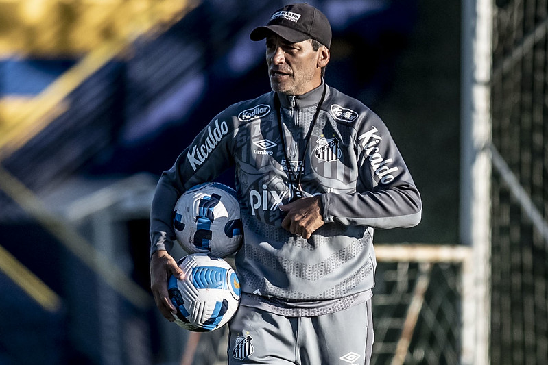 O técnico Fabián Bustos, da equipe da Vila Belmiro. Foto: Divulgação/Santos FC