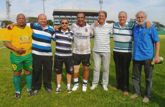 Craques do passado reunidos em Ja&uacute; para um confronto entre os Masters do XV de Ja&uacute; e Corinthians, em 2013. Da esquerda para a direita: Sabar&aacute;, Davi, Beto (ex-Comercial-RP), Gerald&atilde;o, At&iacute;lio, Tomires e Afonsinho. Foto: Calupo, enviada por Tomires