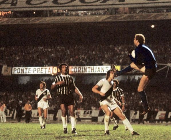 Final do Campeonato Paulista de 1977, vencido pelo Corinthians, com o hist&oacute;rico gol de Bas&iacute;lio, em 13 de outubro de 1977. Na foto, da Revista Placar, da esquerda para a direita: Jair Picerni, Gerald&atilde;o, Oscar, Romeu (atr&aacute;s, parcialmente encoberto e Carlos) e Carlos, encaixando a bola