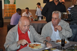Pepe e o saudoso Zito provam ravióli em 2013. Foto: Marcos Júnior Micheletti/Portal TT
