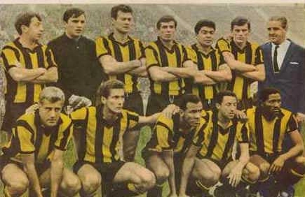 O clube uruguaio também é conhecido pelo seu uniforme amarelo e preto, uma das combinações mais lindas do futebol. Em pé, da esquerda para à direita: o segundo é Mazurkiewicz, o terceiro é Goncalves e o sexto é Pablo Forlán. Agachados, da esquerda para à direita: Abadie, Pedro Rocha, Alberto Spencer, Sacía e Joya. Foto: Site oficial do Peñarol