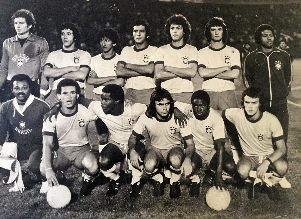 Em 1975, no México, a equipe que ganhou a medalha de ouro nos Jogos Panamericanos. Em pé, da esquerda para a direita: Carlos, Batista, Rosemiro, Tecão, Edinho, Carlinhos e o preparador físico Luiz Henrique. Agachados: o massagista Nocaute Jack (1923-2003), Alberto Leguelé, Cláudio Adão, Marcelo Oliveira, Tiquinho (1965-2009) e Pitta. Foto: arquivo pessoal de Carlinhos