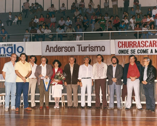 Da esquerda para a direita, Feliz Lacava é o sexto, Ciro Fontão é o oitavo, Dr. Couraucci (então Secretário de Esporte e Turismo do Estado de São Paulo) é o décimo e Enomura é o último. Foto: Sarkis