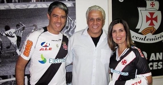 Roberto Dinamite (centro) posou com o casal William Bonner e Fátima Bernardes em 2011, no vestiário do Estádio de São Januário, no Rio de Janeiro