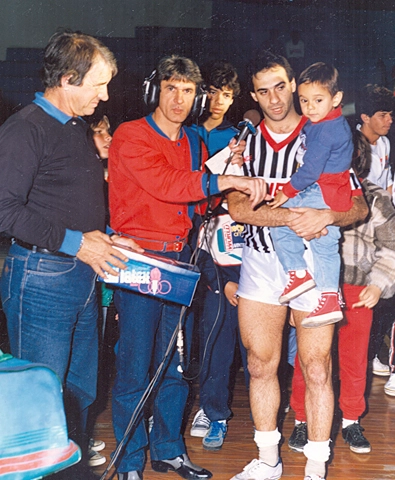 Nesta imagem, o repórter que conversa com Douglas é Prisco Palumbo, que também jogava futsal. No colo do ex-pivô aparece Rodrigo, seu filho. Foto: Sarkis