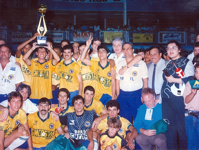 À esquerda da imagem, agachado e de camisa branca, aparece o ex-repórter e jogador de futsal, enquanto mais ao centro, também agachado está o goleiro Serginho. Foto: Sarkis