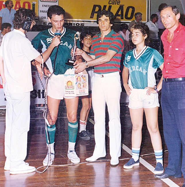 Após a partida, Paulinho Rosas concede entrevista, enquanto Prisco Palumbo lhe entrega o troféu. Foto: Sarkis