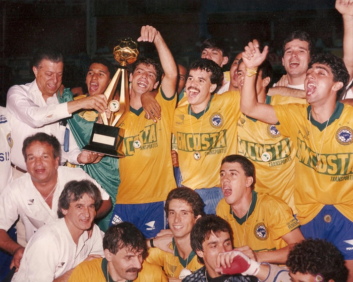 Da esquerda para a direita, Ciro Fontão o primeiro, Manoel Tobias é o segundo e Vander é o terceiro, todos em pé. Dos que estão agachados, Prisco Palumbo é o segundo e o goleiro Serginho é o quinto. Foto: Sarkis