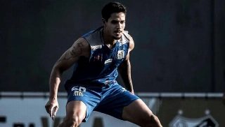 O zagueiro Lucas Veríssimo relembrou o confronto inusitado. Foto: Ivan Storti/ Santos FC