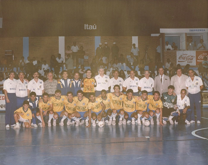 Da esquerda para a direita, em pé: Prisco Palumbo é o primeiro, o goleiro Serginho é o quinto e Ciro Fontão é o décimo segundo. Agachados: Manoel Tobias é o sexto e Vander é o décimo. Foto: Sarkis