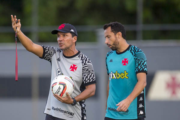 O técnico cruzmaltino Zé Ricardo ao lado de Nenê durante treino no CT Moacyr Barbosa. Foto: Divulgação/Vasco