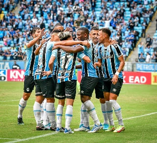 Jogadores do Grêmio comemoram gol sobre o CRB na Arena. Foto: Luciano Maciel/Grêmio FBPA