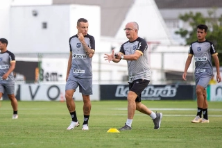 O técnico Dorival Júnior, do Ceará, durante treino. Foto: Felipe Santos/cearasc.com