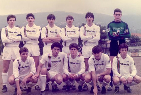 Entre 1970 e 1980, Marcello Lippi defendeu as cores da Sampdoria, tradicional equipe de Genova. Ele é o segundo em pé, da esquerda para a direita. Foto: Reprodução/Site oficial