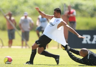 Otacílio Neto durante treino no Corinthians; jogador foi campeão paulista, da Série B e da Copa do Brasil