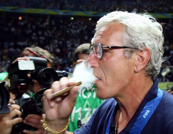 Após o pênalti marcado por Fábio Grosso e a conquista da Copa do Mundo de 2006, na Alemanha, o treinador Marcello Lippi é registrado fumando um charruto, Foto: UOL