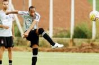 Liedson treina e Adriano dá susto durante treinamento do Corinthians