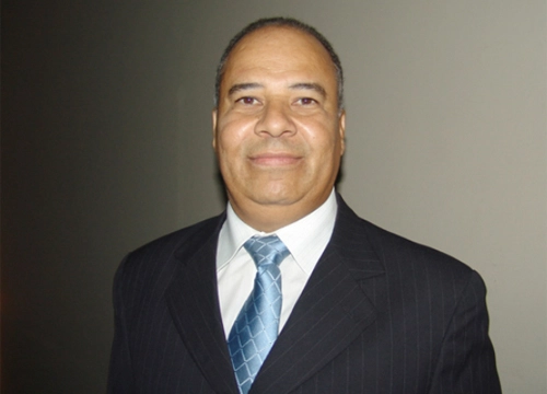 Gomes   - Ex-zagueiro do Guarani, Corinthians e Coritiba