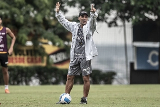 Técnico argentino durante treino do Peixe em Quito. Foto: Divulgação/Santos 