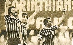 Final do Campeonato Paulista de 1982. O Corinthians vence o São Paulo por 3 a 1 e comemora o título. Da esquerda para a direita vemos Sócrates, Casagrande e Wladimir
