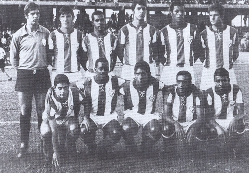 Foto do Londrina, com Ado, enviada pelo historiador Walter Roberto Peres. Em p&eacute;: Ado, Dobreu, Zequinha, Beto, Lu&iacute;s Carlos e Orestes. Agachados: Varlei, Luiz Batista, Luiz C&eacute;sar, Sagu&iacute; e Juraci.